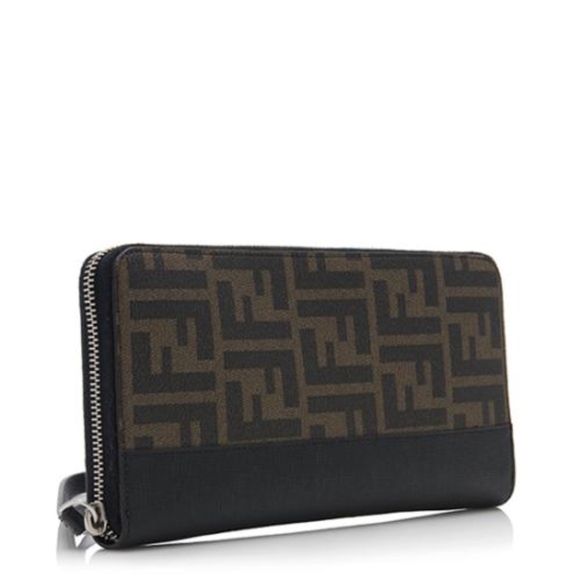 FENDI ZIP WALLET BARELY USED. 0 SIGNS OF DAMAGE. 3 - Picture 8 of 8